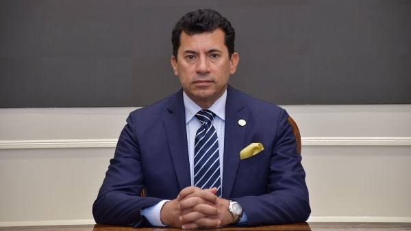 وزير الرياضة ينفي بند الثماني سنوات ويتوعد ناشري الشائعات